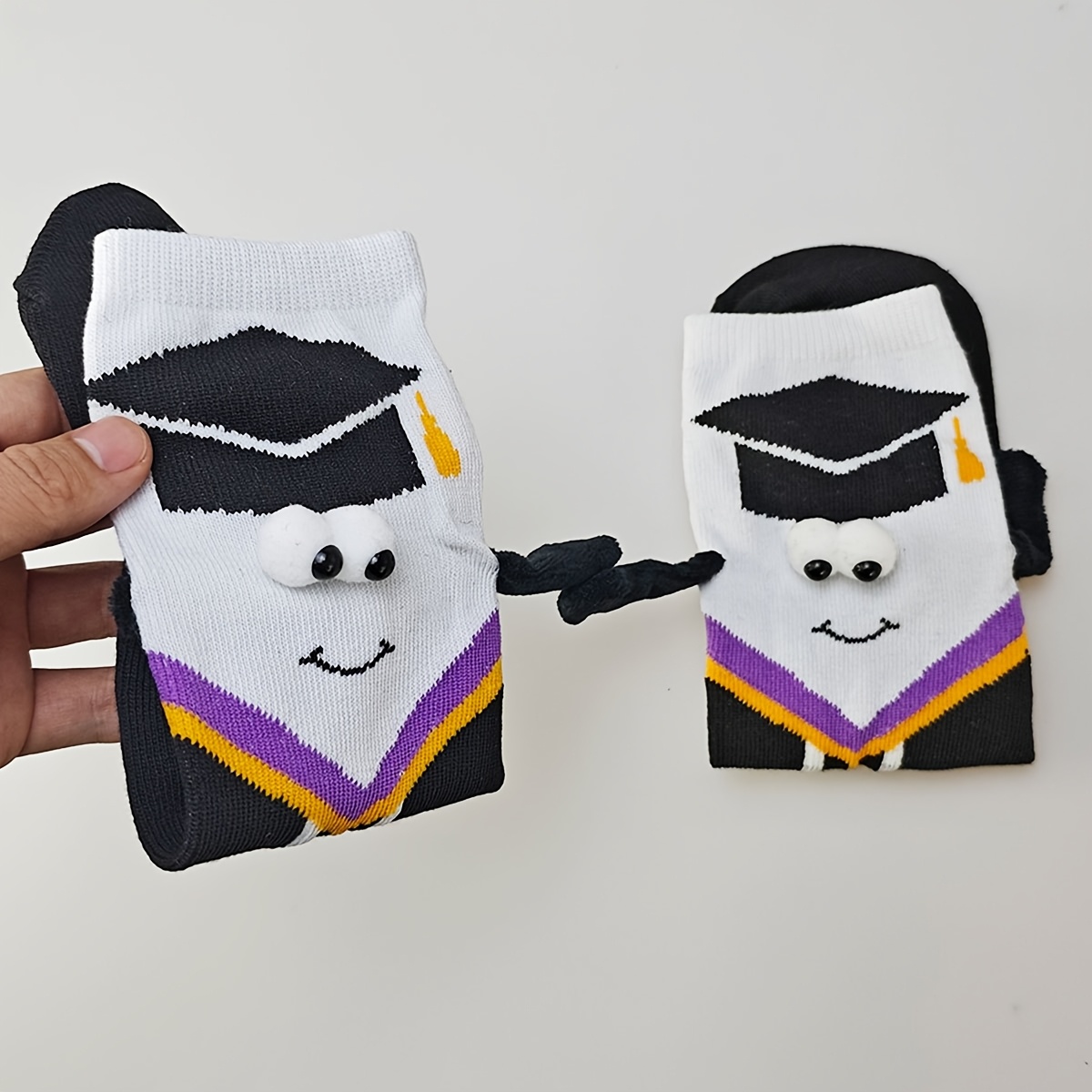 E-shop 1 Paar Unisex Wadensocken - Verspieltes Cartoon-Charakterdesign mit Abschlusskappe & Robe, Lebendige Farben, Bequemer Stretchstoff für Schule,