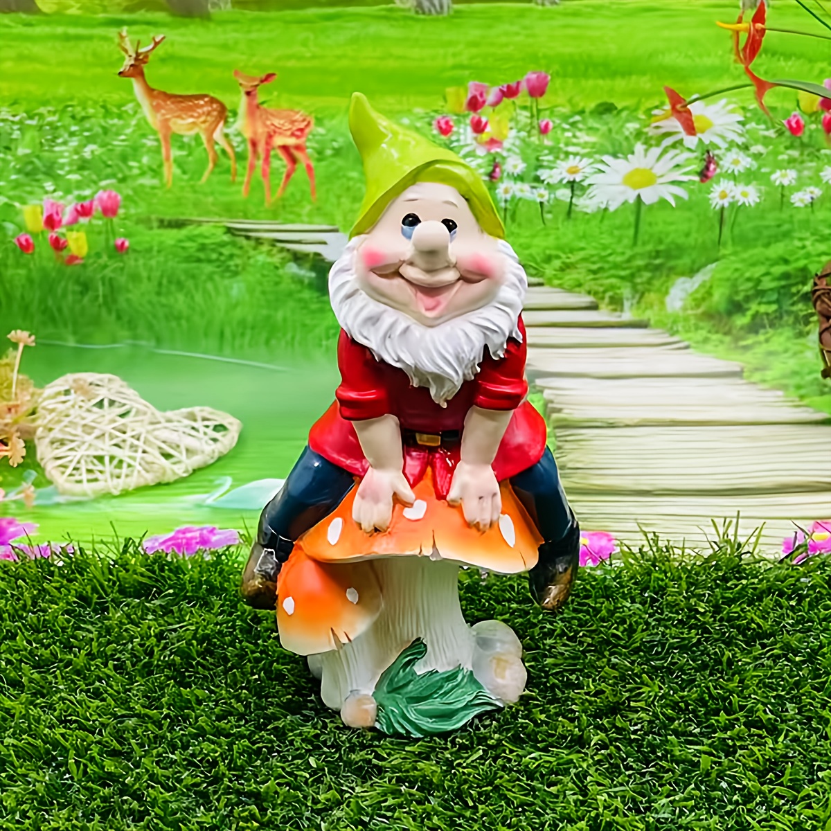 E-shop Niedlicher , der auf einem Pilz im Garten sitzt, Gartenornamente