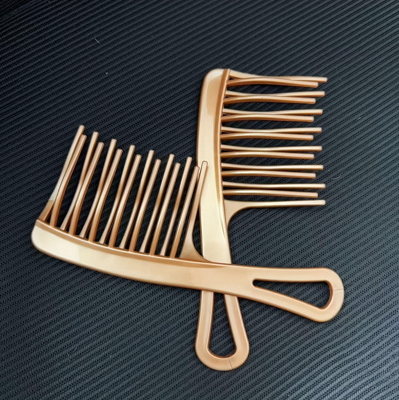 Un peine imprescindible para mujeres con cabello largo y rizado, con un diseño grande de doble diente y una parte superior esponjosa. Es antiestático, suave y liso, lo que lo hace esencial para el peinado. El peine tiene un mango de plástico duradero y dientes flexibles.