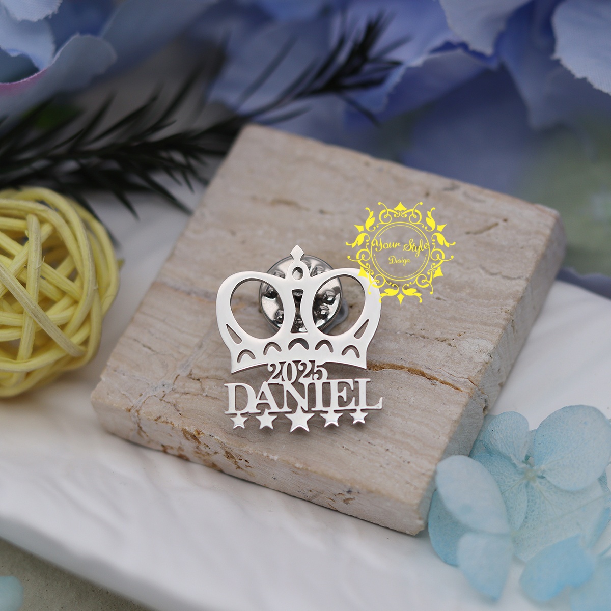E-shop Stilvolle personalisierbare Krone & Stern Brosche, Edelstahl Schmuck mit individuellem Namen – Langlebiges Accessoire für Anzüge, Jacken und