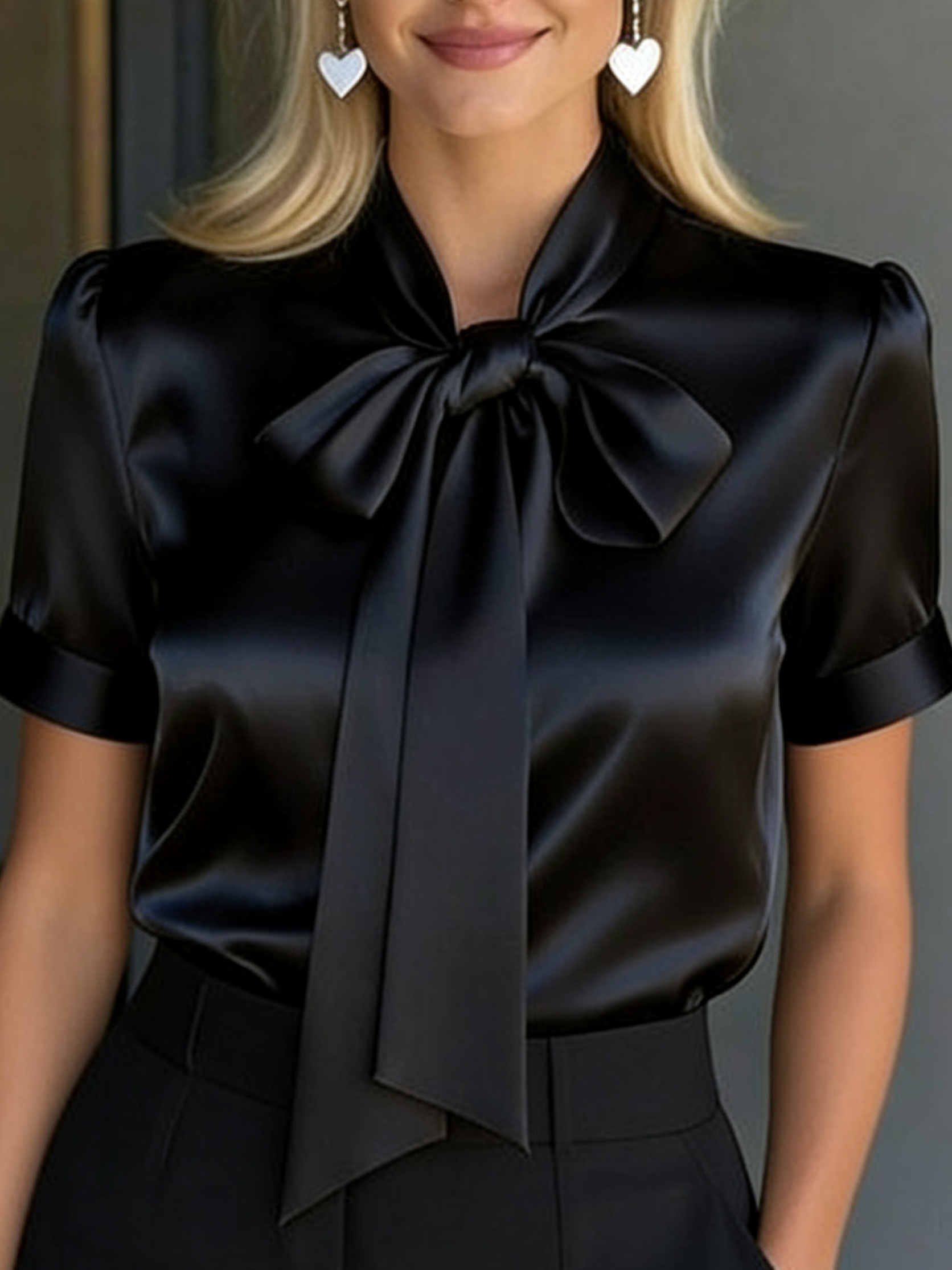 Top de manga corta con cuello de lazo para mujer | Textura de satén, elegante y moderno, ideal para la oficina y fiestas en primavera/verano/otoño, lavable a máquina, color liso, cuello en V