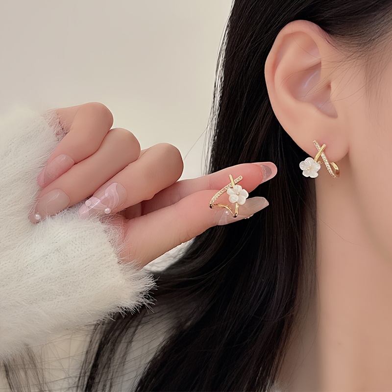 Pair Of Light Luxury Temperament Floral Stud Earrings Women's Easy All-match Earrings Small Exquisite Design