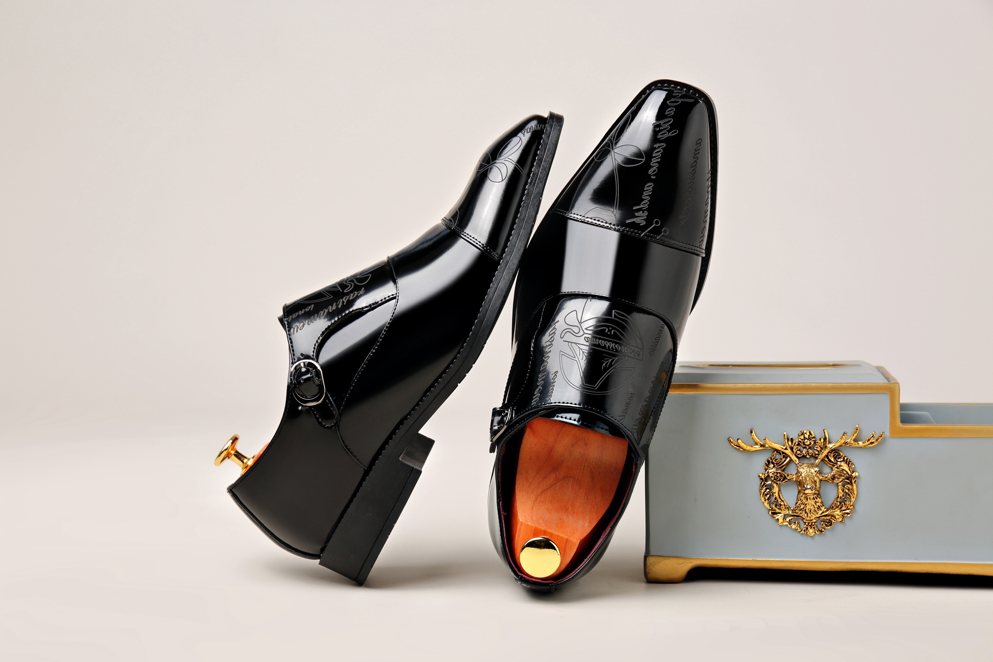 Fashionable Large Size Men'S Casual Shoes with Buckle Design, Beautiful And Elegant, Unique Pattern, Can Be Worn in All Seasons