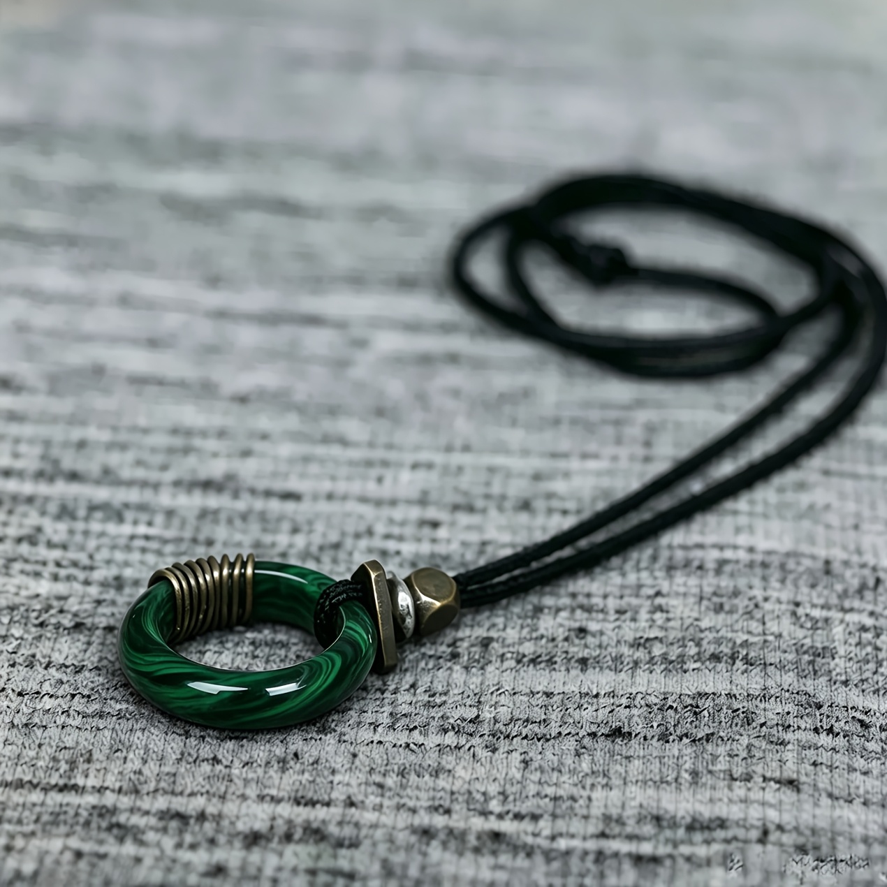 TEMU Collier avec pendentif géométrique rond en malachite naturelle, artisanat vintage antique enfilé de couleur bronze, cordon de cire noire