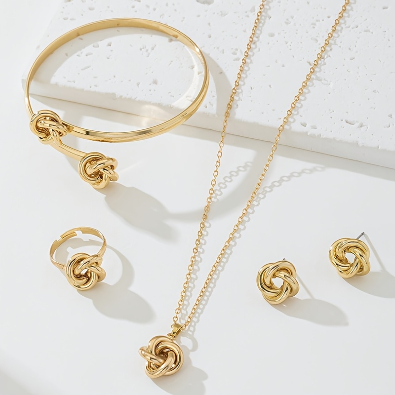 E-shop Vier-Teile Damen-Schmuckset: Klassisches minimalistisches Metall-Kreuz-Anhänger-Halskette, Ohrringe, Ring und Armband