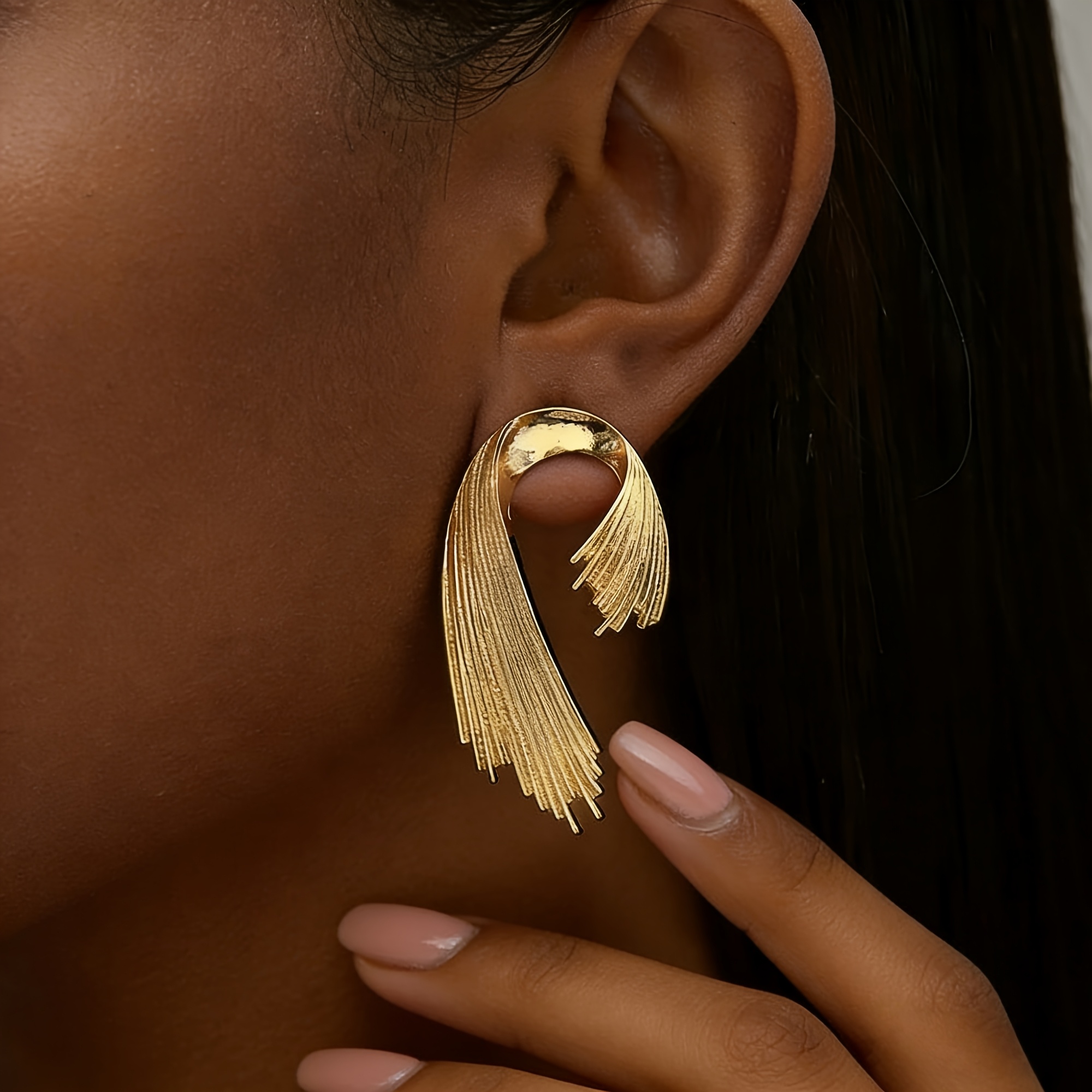 Image of A Pair Of Elegant And Stylish Geometric Earrings With , Featuring A , Suitable For Women To Wear At Banquets Parties
