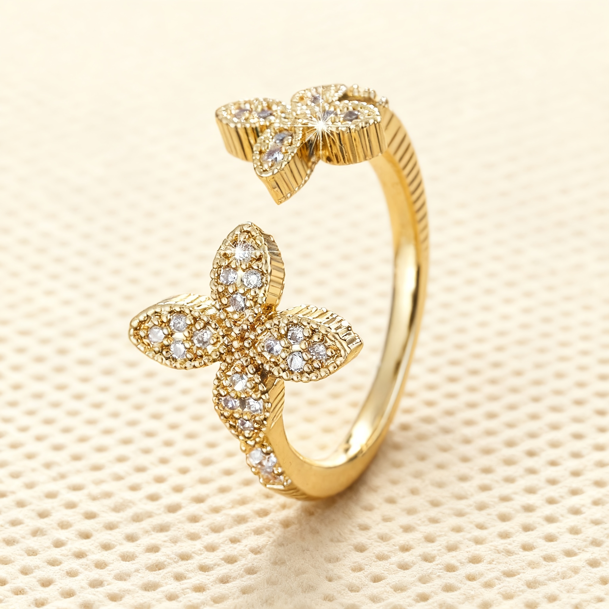 A Minimalist, Cool-, Versatile, Light Luxury Ring With A Niche Design And A High-end Feel
