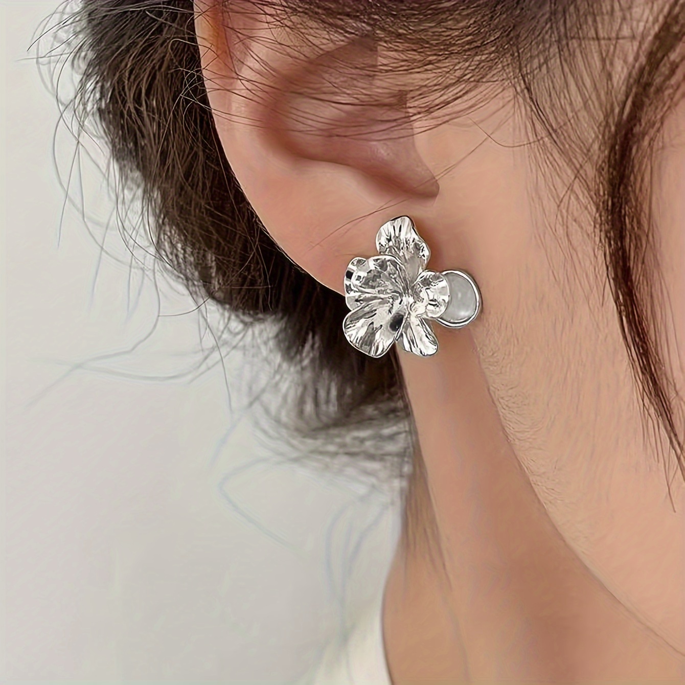 

A Pair Of Elegant And Simple High-end Light Luxury Floral Design Ladies' Daily Dance Party Fashion Earrings With A Cool And Elegant Atmosphere.