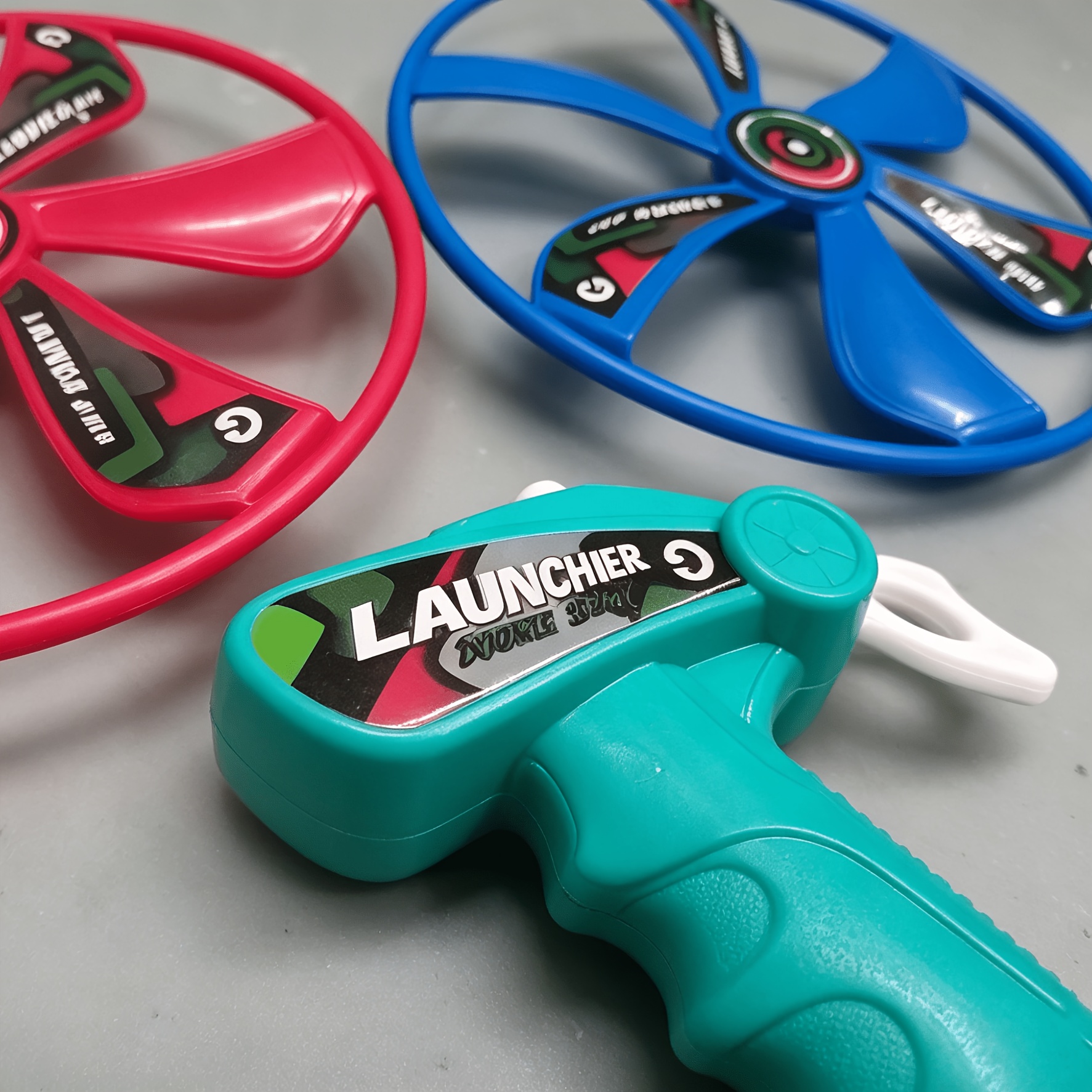 3pcs spinning flying saucer toy set a flight toy with one launcher and two saucers parent child interaction and outdoor play random color Product details 5