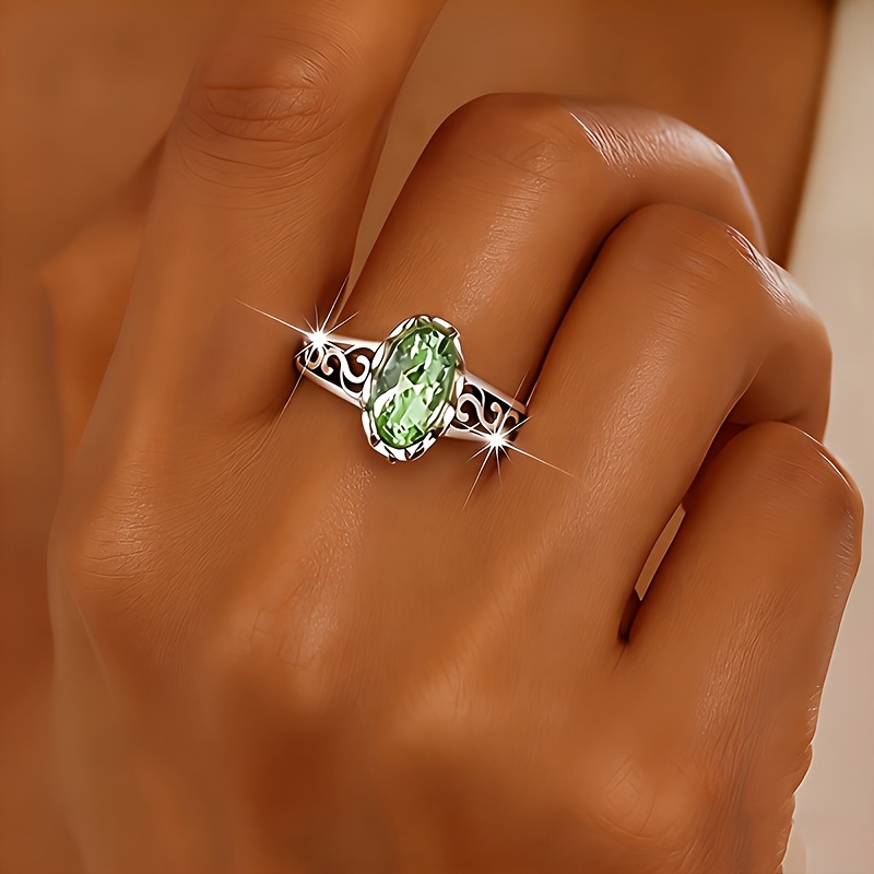 E-shop Ein stylischer Damenring mit grünem synthetischem Cubic Zirkonia, entworfen im luxuriösen Vintage-Hohl-Stil und mit einem verstellbaren offenen