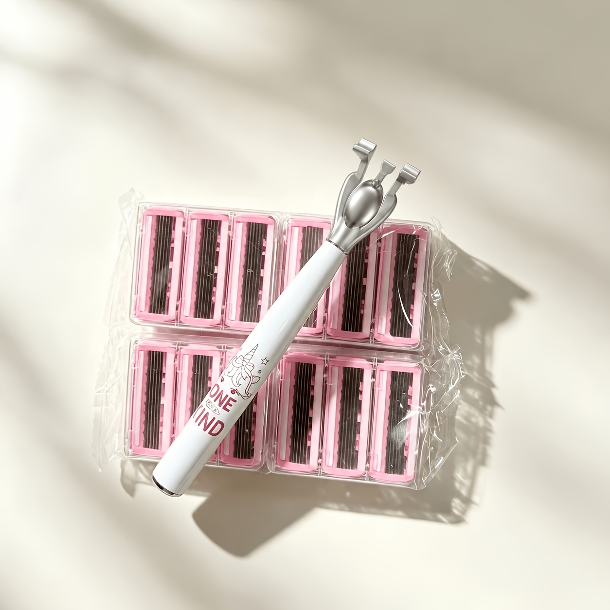 TEMU Rasoir de sécurité manuel, 1 manche avec 12 lames rose-blanches à 6 couches et bandes lubrifiantes, utilisation complète douce anti-rayures,