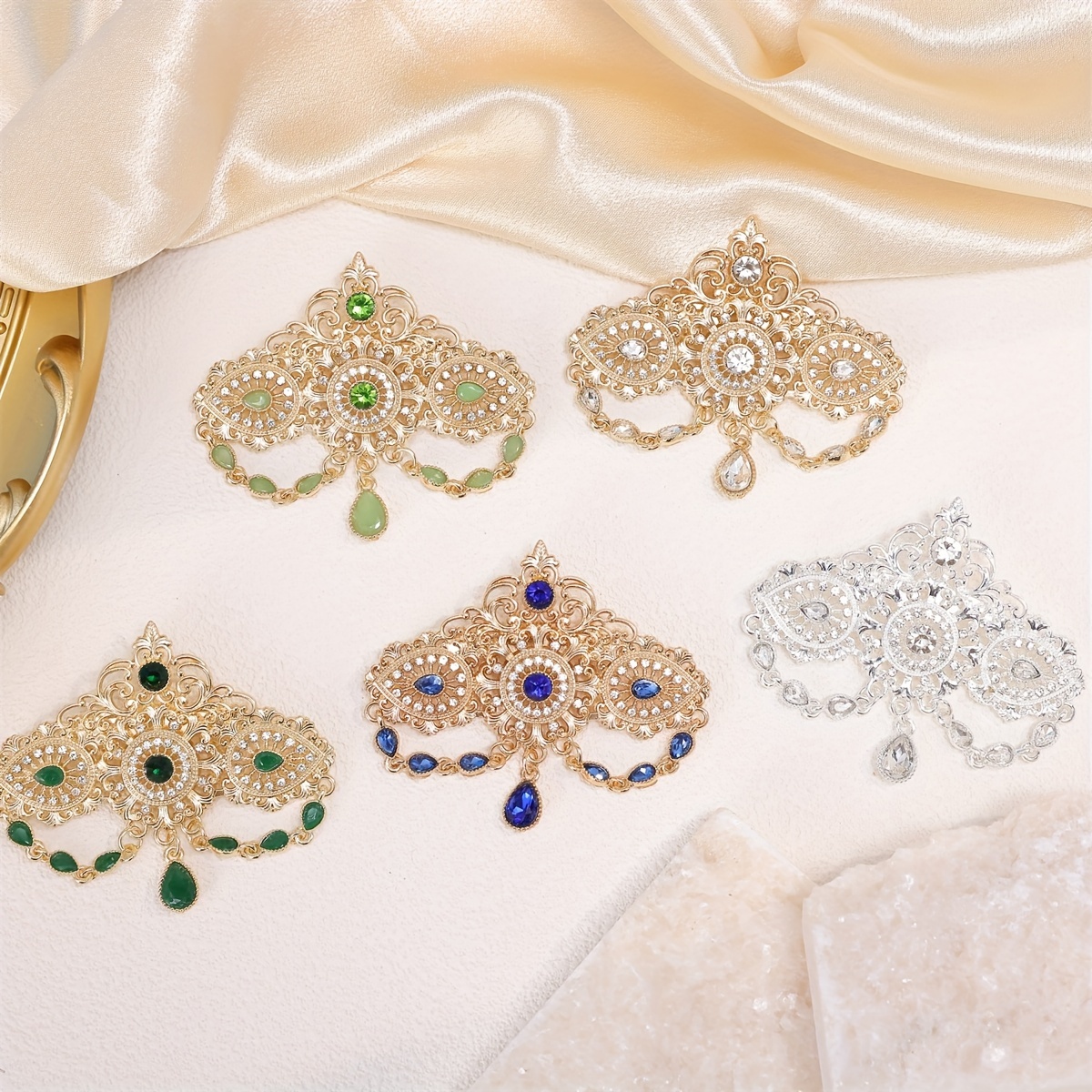 

1pc Delicate Elegant Alloy Brooch Intricate Metal Hollowed-out Exquisite Pattern Adorned Rhinestones Luxury Festive Celebration Banquet Party Prom Wear Headscarf Pin Jewelry Decoration