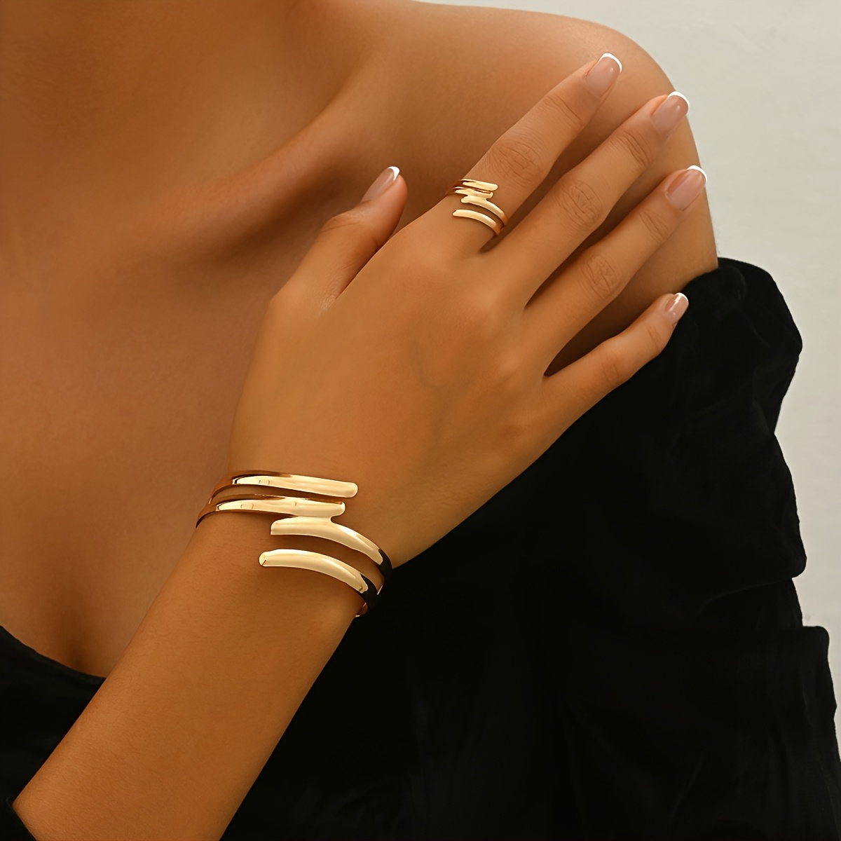 Image of A Two-piece Jewelry Set For Women Featuring An Irregular Metal Double-line Bracelet And Ring Combination, Showcasing A Stylish And Minimalist Metal Aesthetic Suitable For Everyday Wear And Parties