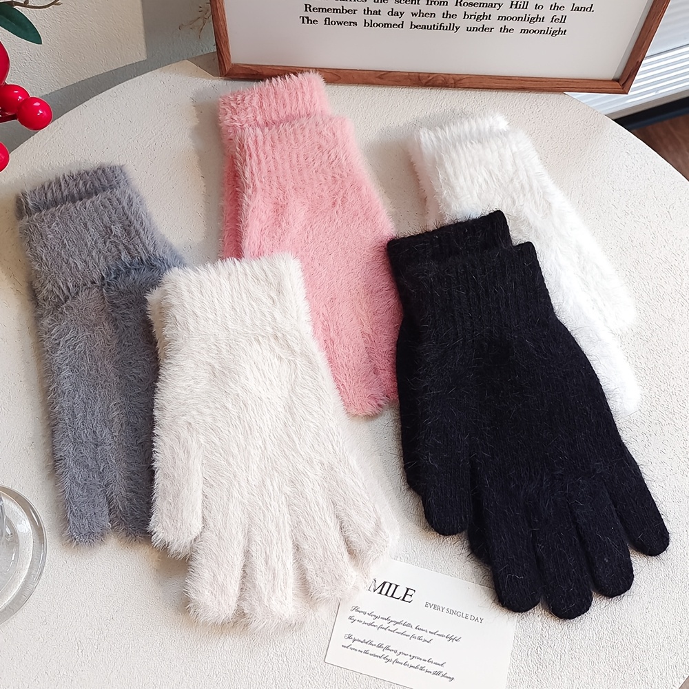 

A Pair Of Cute White Plush Gloves For Women, Thickened For And Protection During Autumn And Winter Cycling.