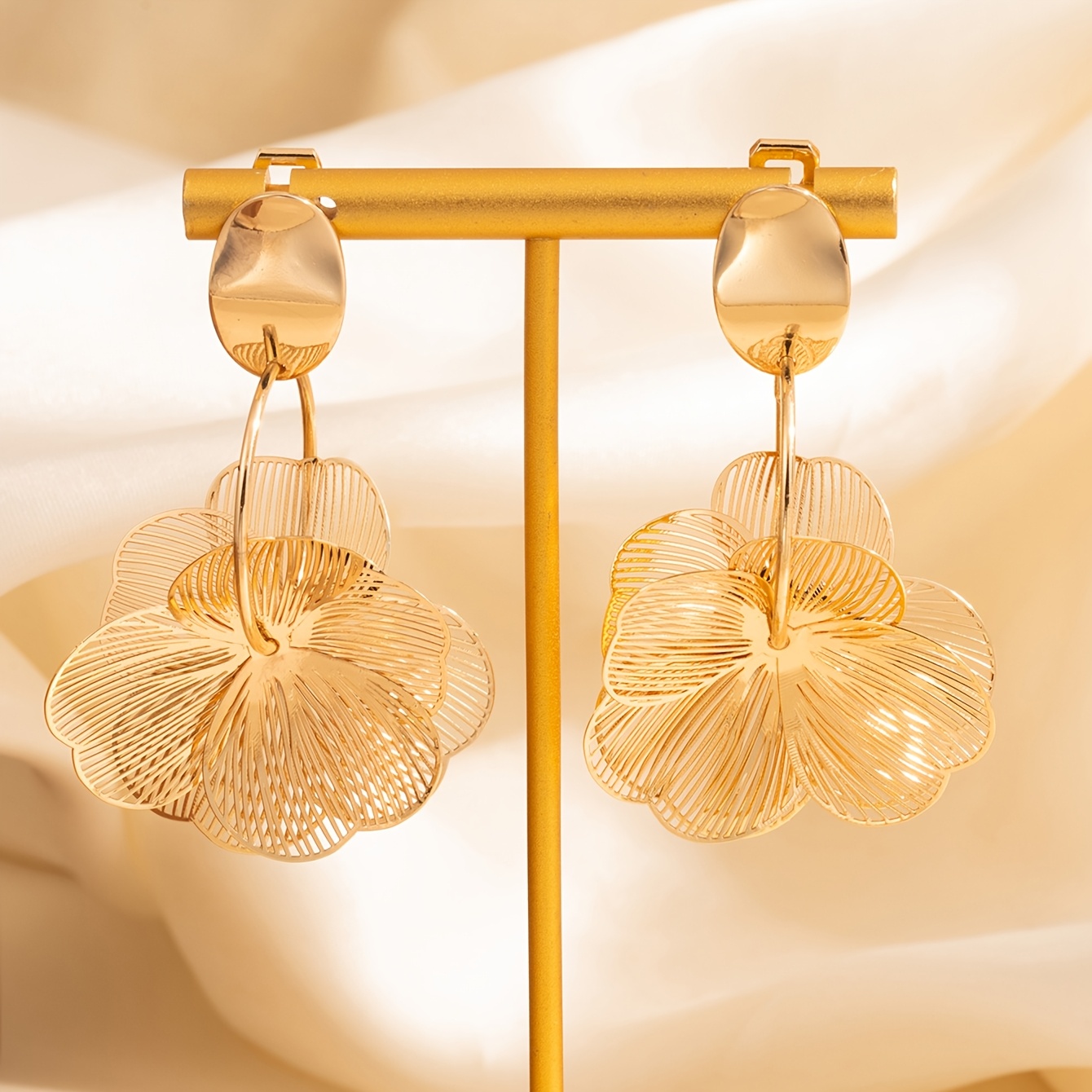 E-shop Ein Paar Damen-Clip-Ohrringe, Hypoallergen ohne Piercing. Elegante modische große Hoop-Blumen-Ohrringe, geeignet für Karnevalspartys . als