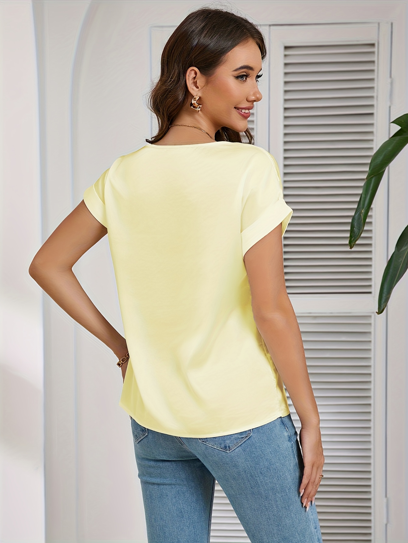 Elegantly Styled Versatile Short-sleeved T-shirt With A Simple And Fashionable Design
