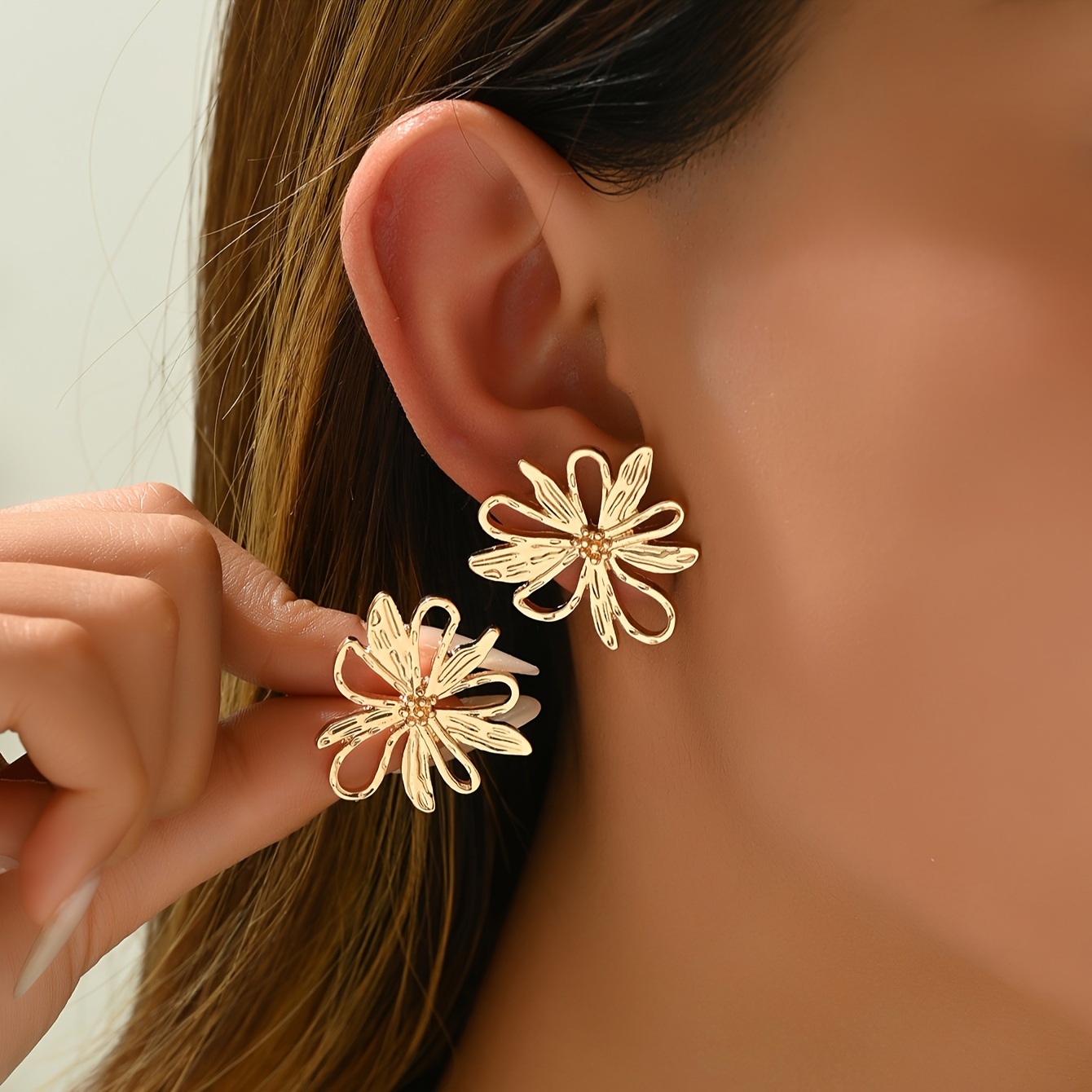 

1 Pair, Vintage & Elegant Style, Golden Hollow Flower Shape Earrings, Fashion Temperament Accessory For Party & Daily Wear, Idea Gift