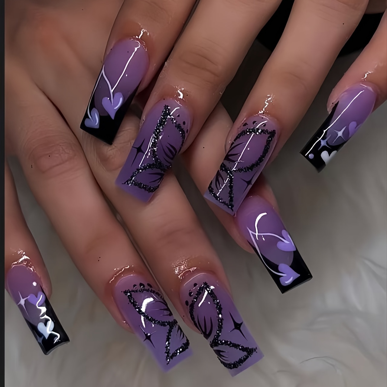 TEMU Lot de 24 faux ongles Y2K style Millénaire à base violette avec bordure noire et cœur à paillettes, longs et carrés, peints à , amovibles et à