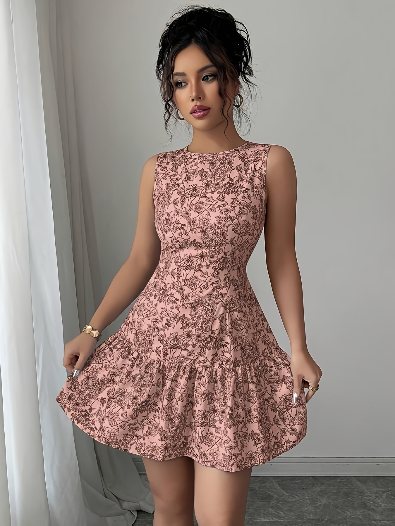 Este elegante vestido floral sem mangas com decote redondo 4