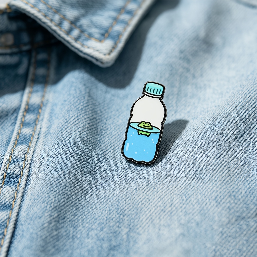 TEMU SOLEVDO エナメル ラペルピン ノベルティ かわいいカエル 水筒に浮かぶ メタル - 癒し系漫画の森の両生類 夏テーマ 男女兼用、ジャケット・バックパック・普段着向け ファッションラペルピン、カエル好き・かわいい美的ファンへの理想的なギフト