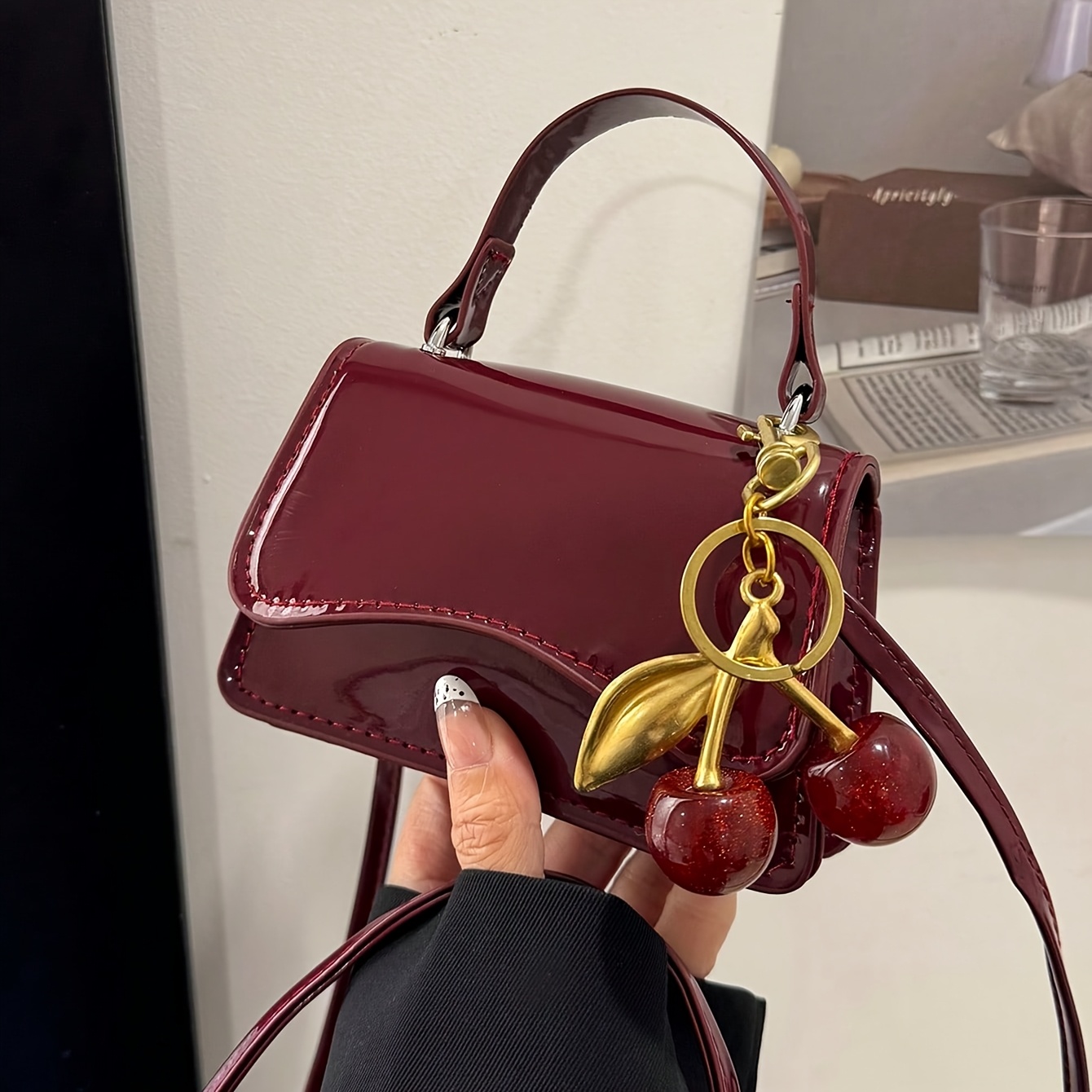 E-shop Y2K Mini Patent Clutch für Damen - Crossbody Schultertasche mit Kirschanhänger, trendige Abend-Convertible-Handtasche, auch als