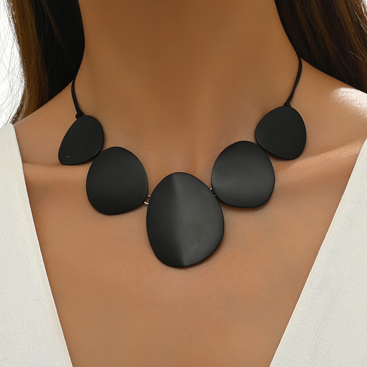 A Stylish And Elegant Black Metal Necklace Featuring Multiple Irregular Geometric Disc-shaped Pendants Of Varying Sizes