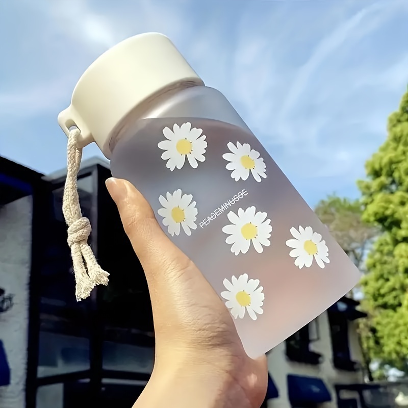 

Chic Daisy Print Frosted Plastic Water Cup - Perfect For On-the-go Hydration, Durable & Lightweight, Ideal For Restaurants Or Cafes - White