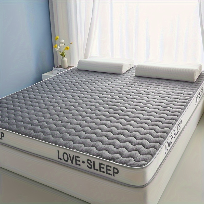 1pc, 17D Memory Foam Mattress with a Latex Layer on the Surface. The Memory Foam Filling Is 4.5cm Thick. The Top Layer Features Exquisite Patterns and Designs, Offering Softness, Comfort, Breathability, and Excellent Resilience. Suitable for Daily