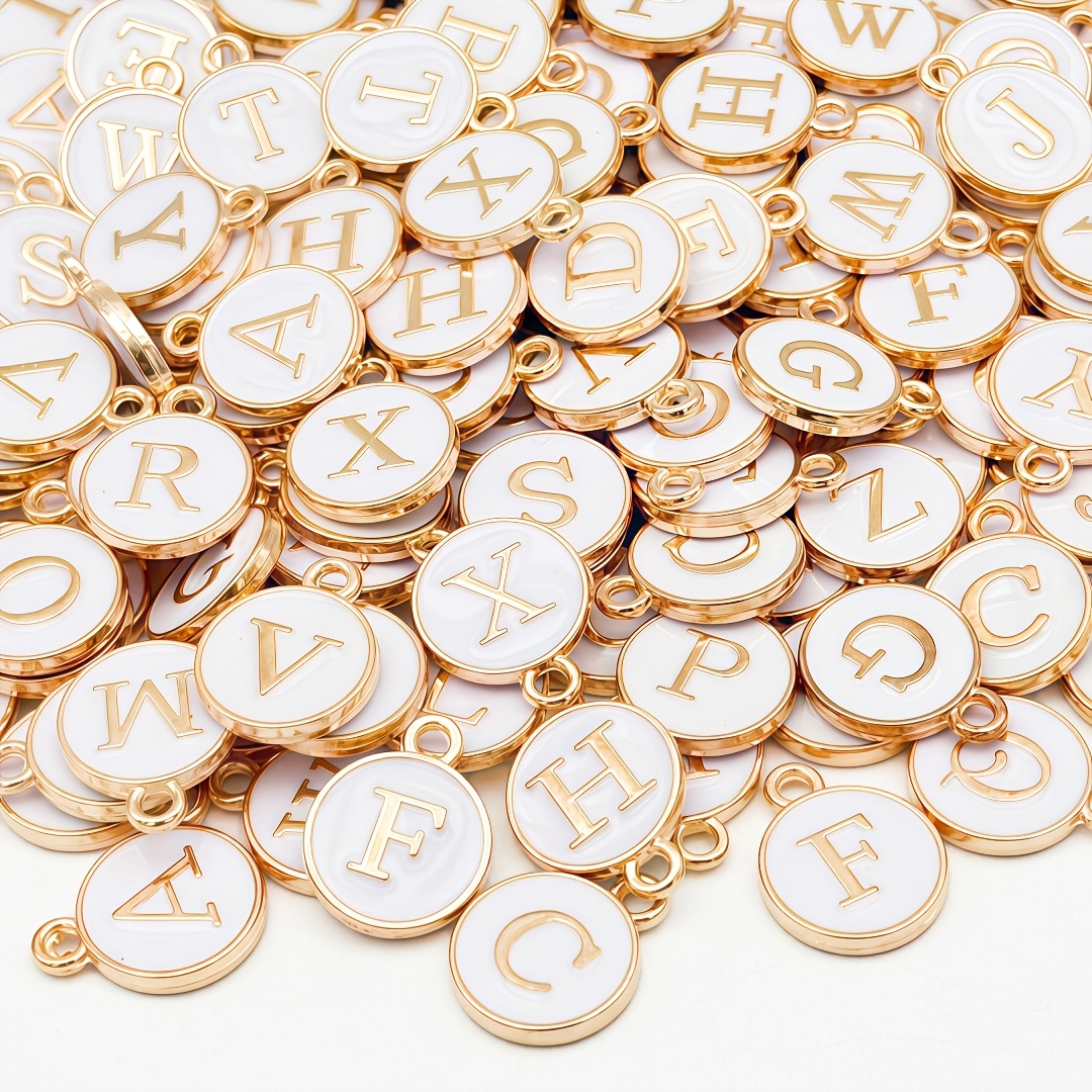 TEMU Lot de 50 pendentifs alphabet mélangé, lettres A-Z aléatoires pour décorations de fêtes, sacs, chaussures, accessoires vestimentaires et manuels