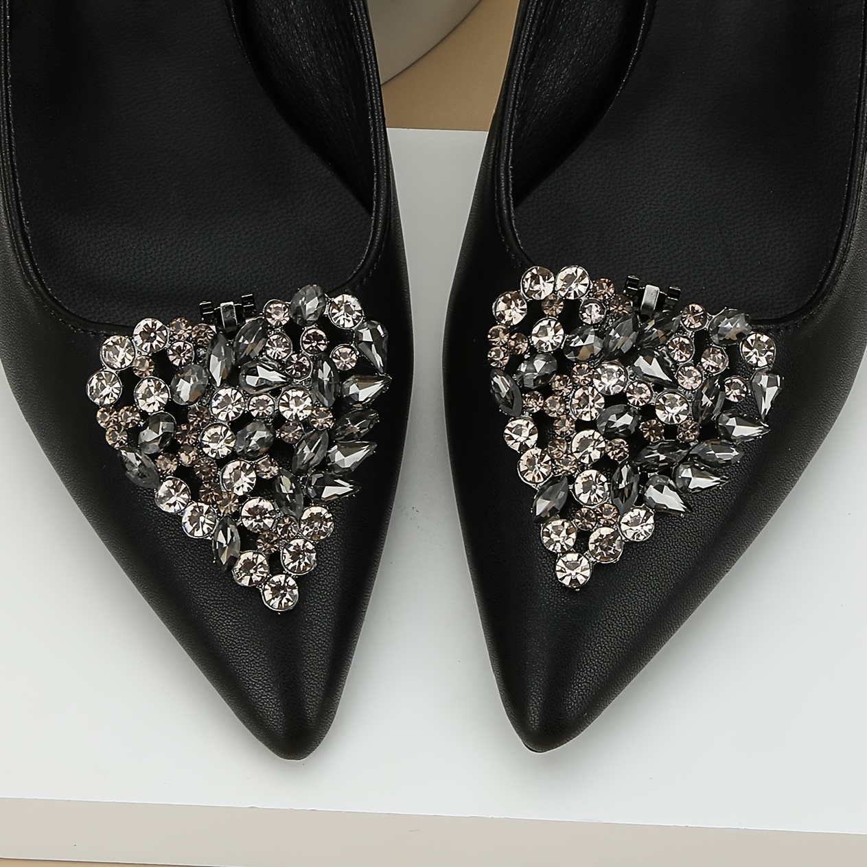 Hermosos Zapatos Brillantes De Boda Diamante Plateado Foto de