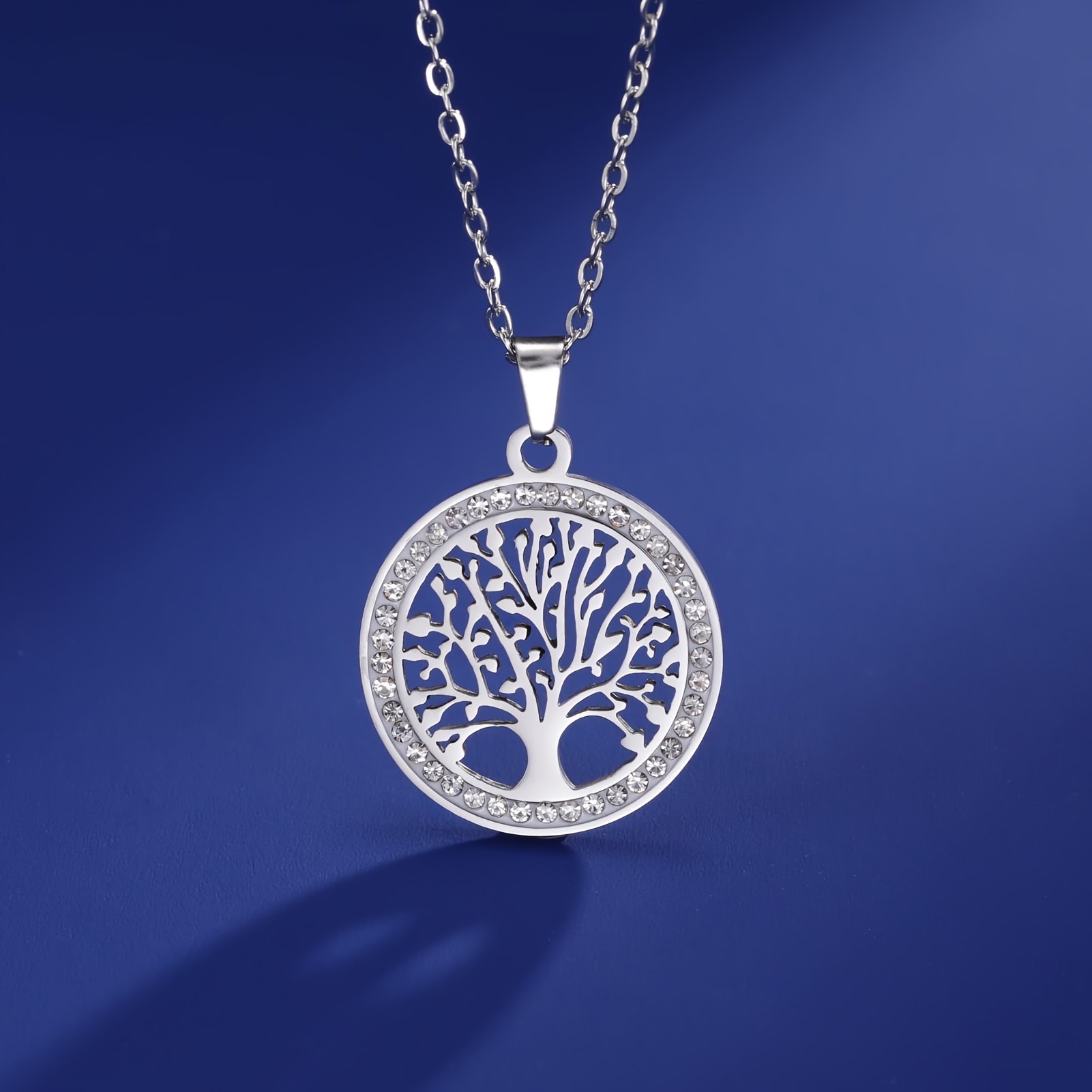 E-shop Runder, ausgehöhlter Baum des Lebens Halskette, Edelstahl Schlüsselbeinkette mit eingelassenen Zirkonia, einfacher und exquisiter Damen Anhänger