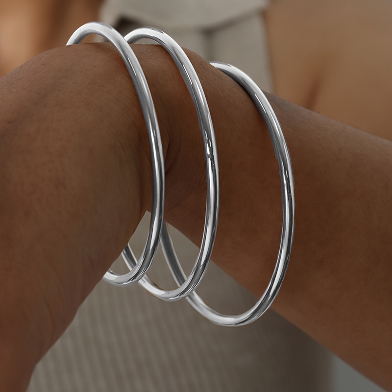 Women's Exquisite Round Closed Stainless Steel Bracelet, Elegant Design