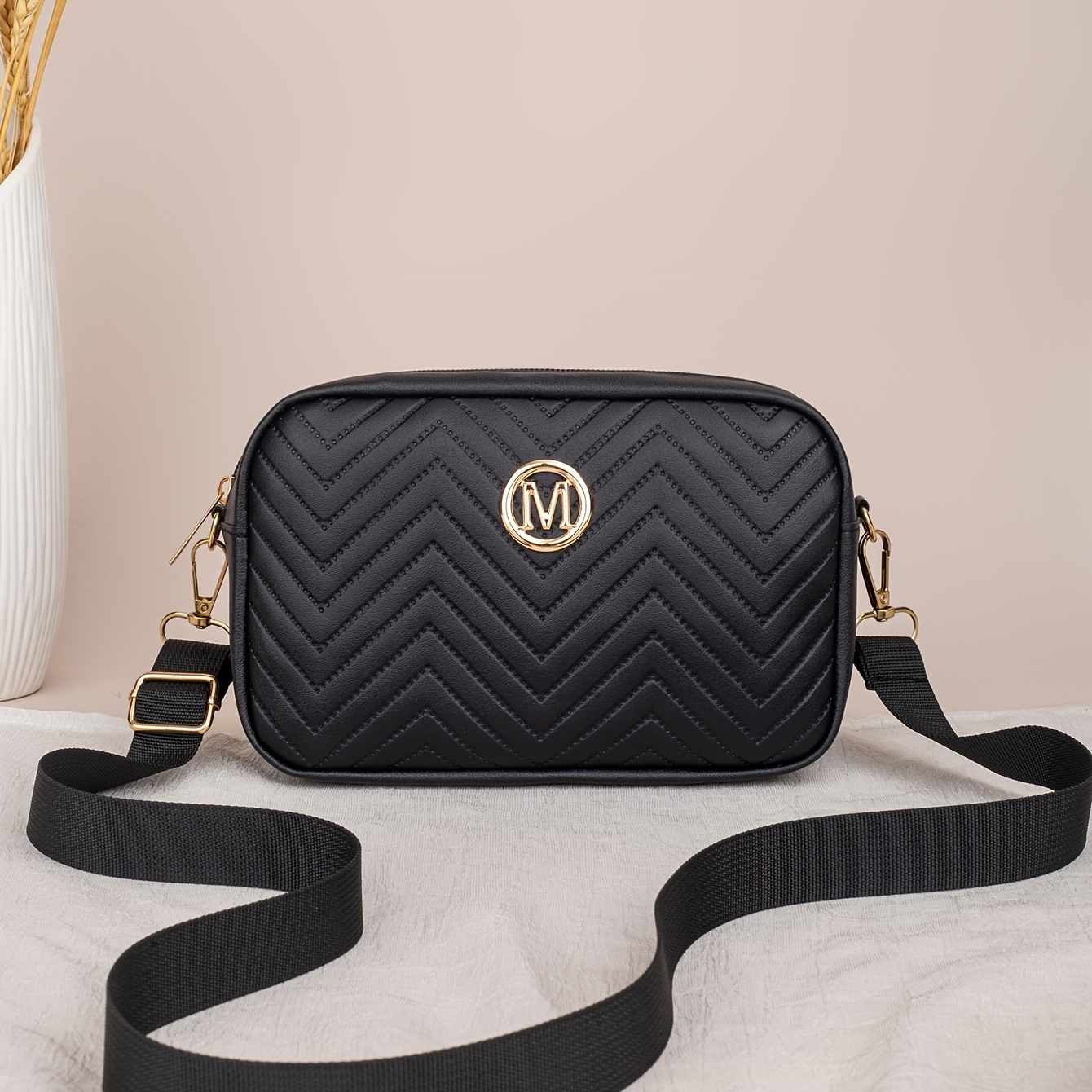 Image of Fashionable, Lightweight, Wide-shoulder Small Square Bag, Suitable For Daily Casual Wear, Elegant Round Quilted Camera Bag, With Adjustable Shoulder Strap, Suitable For Daily Use And Holiday Gifts
