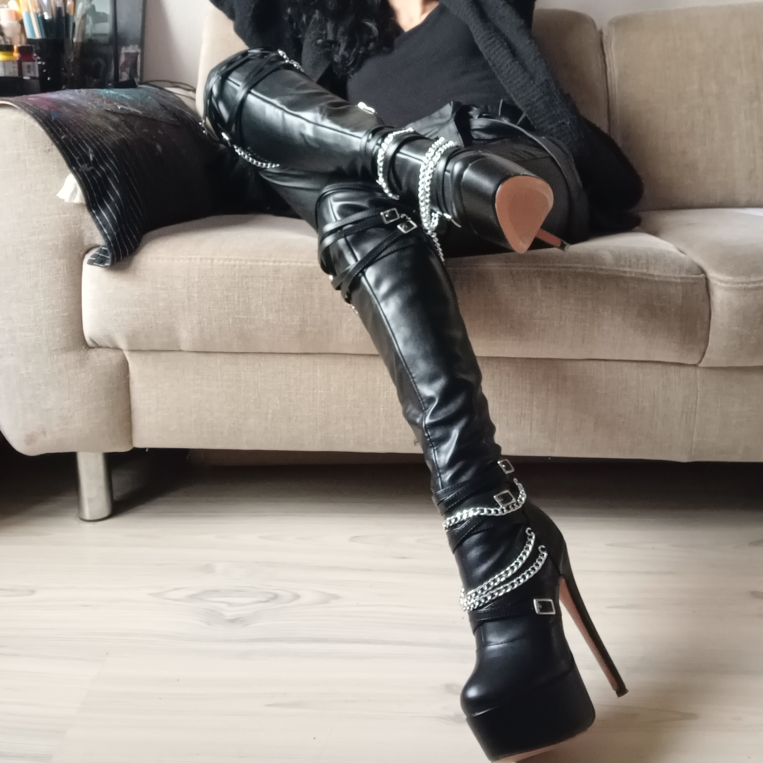 Gothic Damen-Plateaustiefel über dem Knie mit Ketten Schnallen Schwarze  Kunstlederabdeckung, Hoher Stilettoabsatz, Mandelformige Zehenpartie,
