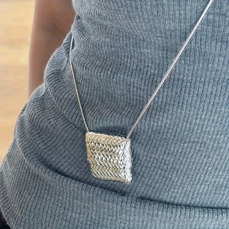 

A Luxurious High-end Woven Mini Bag Necklace