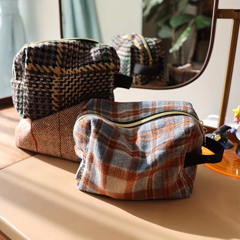 

Trousse de Maquillage en Laine à Carreaux Chic - Spacieuse & Portable avec Fermeture Éclair, Design Pliable pour un Rangement Facile, Disponible en Marron Foncé//Bleu