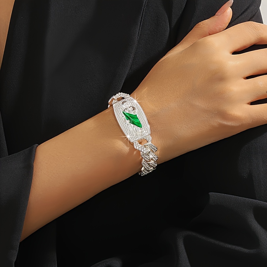 E-shop Ein stilvolles und exquisites -Armband mit Strasssteinen und St. -Abzeichen