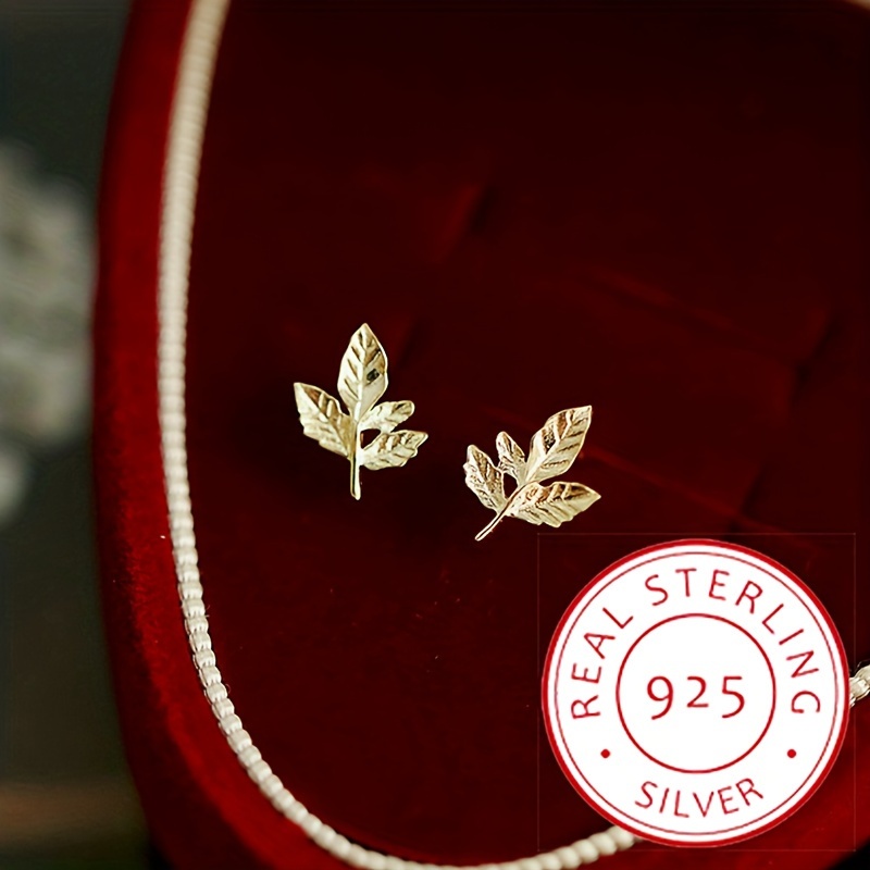 

1.1g/0.04oz S925 Sterling Silver Leaf Shaped Stud Earrings For Women Golden Minimalist Style Mini Maple Leaf Stud Earrings Daily Wearing Ear Jewelry