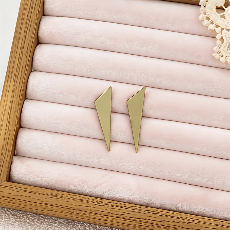 TEMU A Pair Of Exaggerated, Petite, And Minimalist Sharp- Stud Earrings With A Golden Blade Design. Featuring A Niche Design, Are Suitable For Daily