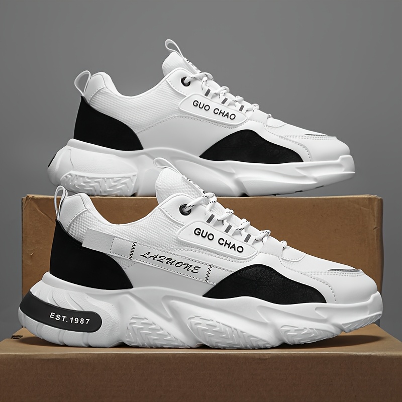 Un par de zapatillas de skate versátiles para hombre con agarre fuerte, ligeras y transpirables, elegantes y cómodas, adecuadas para viajes, paseos al aire libre y deportes, perfectas para todas las estaciones, zapatillas blancas casuales con cordones.