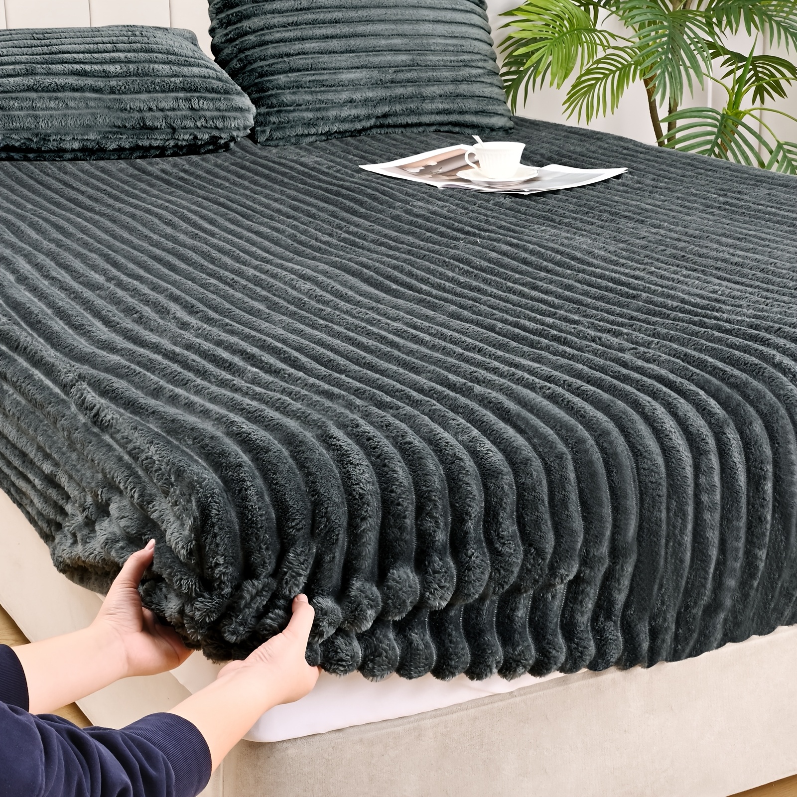 Single Bed Sheet with a Striped Fuzzy Design, Made of Thick Rabbit Fur, Serves As a Mattress Protector. This Winter Fleece Fitted Sheet Is a Plush And Warm Cover for Your Bed