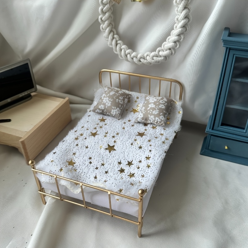A 1:12 Scale Mini Dollhouse Bedroom Set with a Realistic Metal Double Bed,  Including a Bed Frame, Mattress, Quilt, Pillows, And Adorable Realistic M