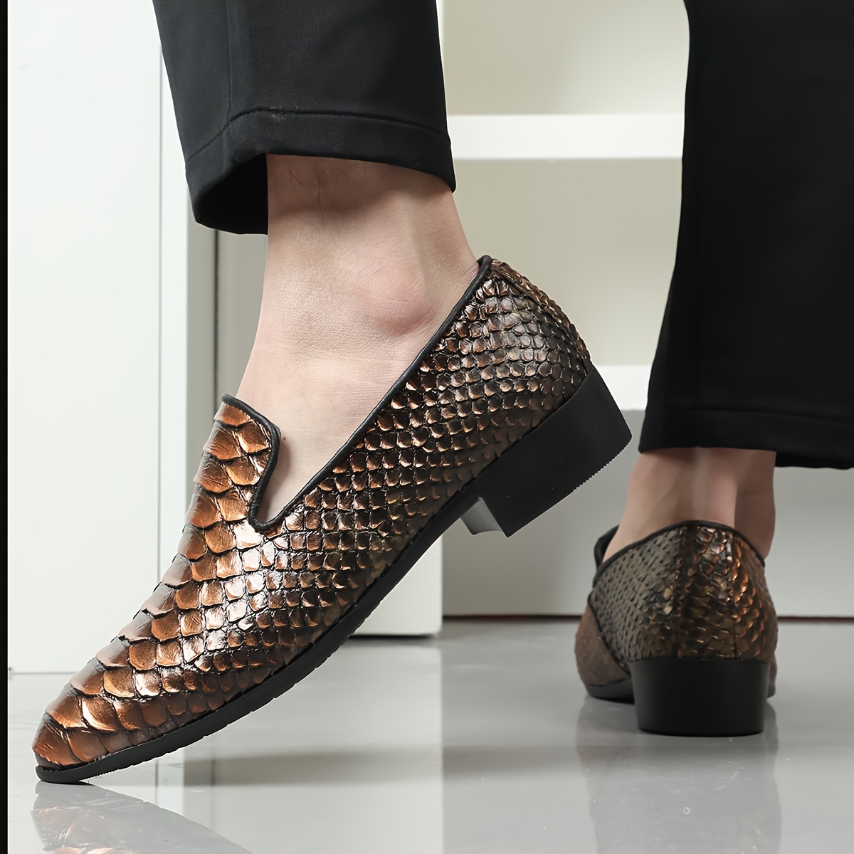 mens business casual shoes bright lace embossed single shoes  display picture 1