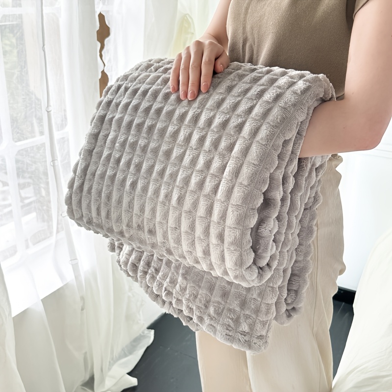 TEMU Couverture 1 pièce en flanelle à carreaux multicolores pour lit/canapé, offrant une expérience chaleureuse et douillette. Un cadeau pour la fête
