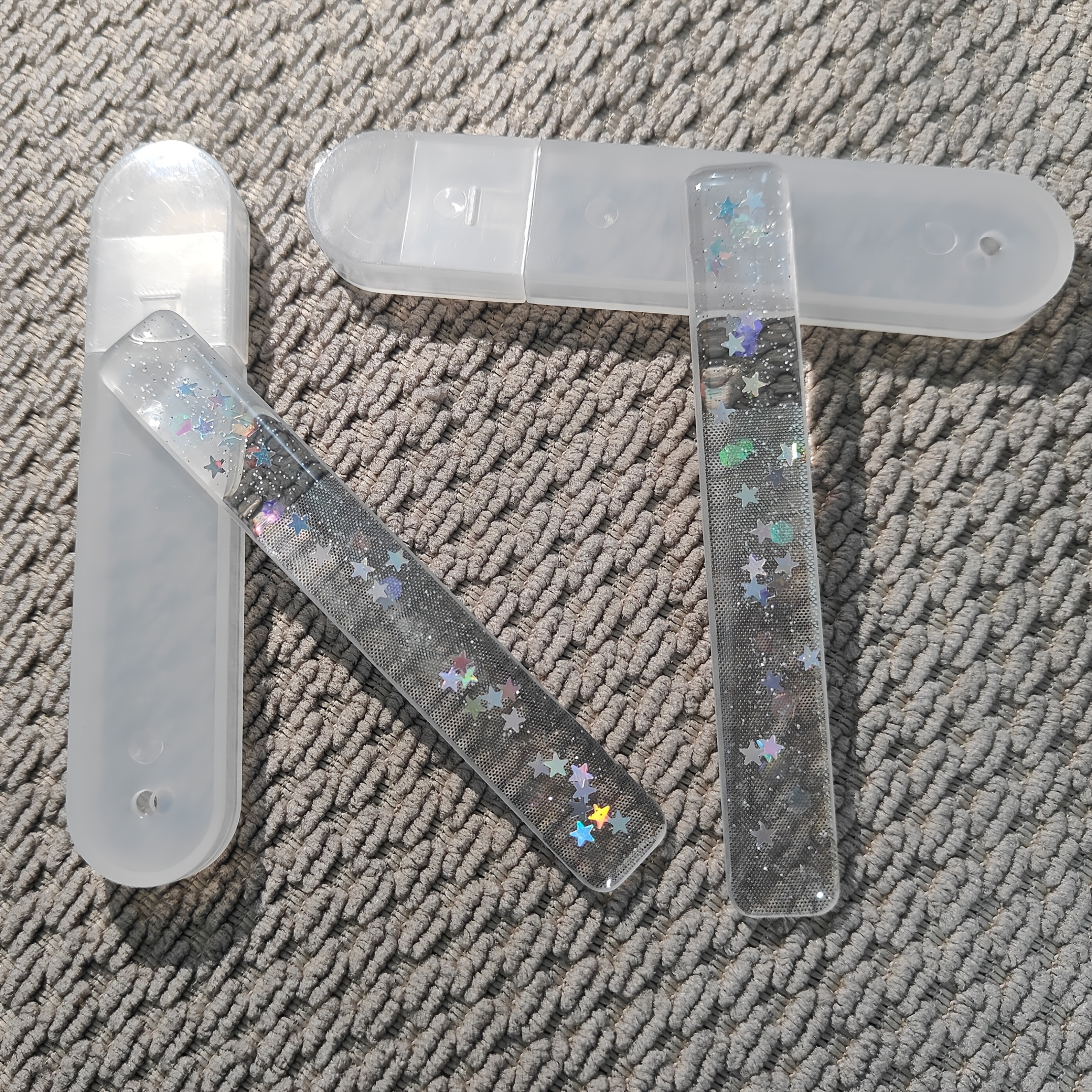 E-shop Strapazierfähige, verschleißfeste, waschbare transparente Nano-Glas-Feile mit einer glänzenden silbernen Glitzerbeschichtung. Die