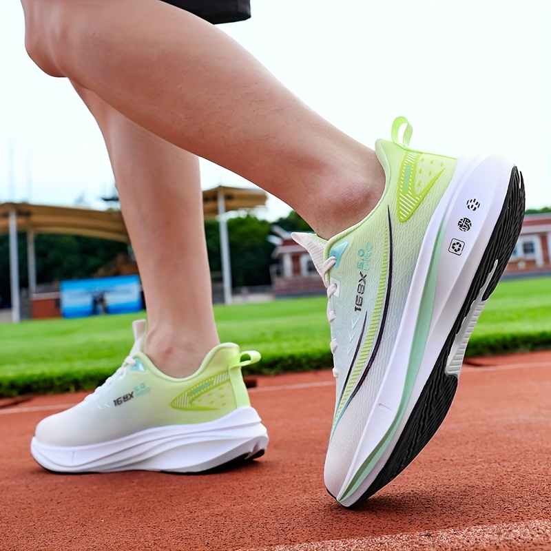 Chaussures de Course pour Hommes – Légères et Respirantes, Semelle Souple Amortissante Pour Usage sur Route & Sentier Chaînes Multifonctionnelles Antidérapants Adaptées au Marathon Triathlon VTT Cyclisme Gym Aérobic Randonnée Alpinism Port Quotidiens Mode Urbaine Style Sport Chaussettes d'Entraînements en Salle Entrainement à la Coupe du Monde Moderne Conception Durable Construction Solide Coussinée