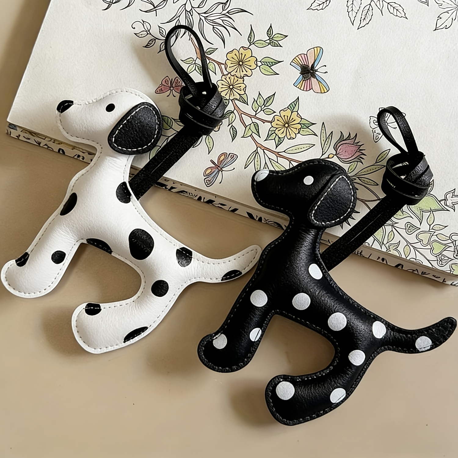 E-shop 2 Stück Dalmatiner Hund Anhänger, Handgemachter Niedlicher Cartoon Dalmatiner Hund Anhänger, Weiches PU-Leder Hund Anhänger, Verstellbarer Gurt,