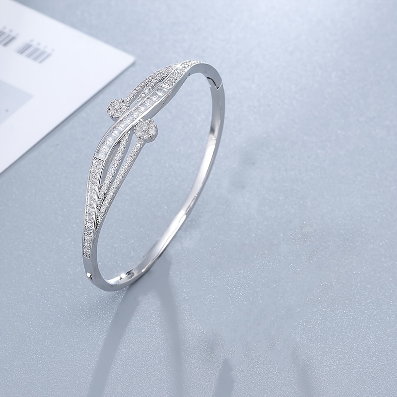 

A Stylish Bracelet For With A - , , And Gentle Feeling, Suitable For And Hand Accessory.