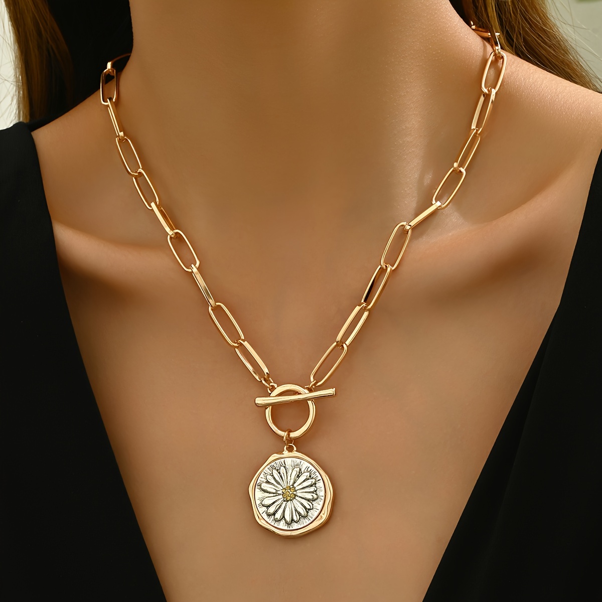 

Elegant Vintage Daisy Flower Double-sided Pendant Necklace With Rhinestone Embellishments, 18k Gold Plated Zinc Alloy, Versatile For Daily And Vacation Wear