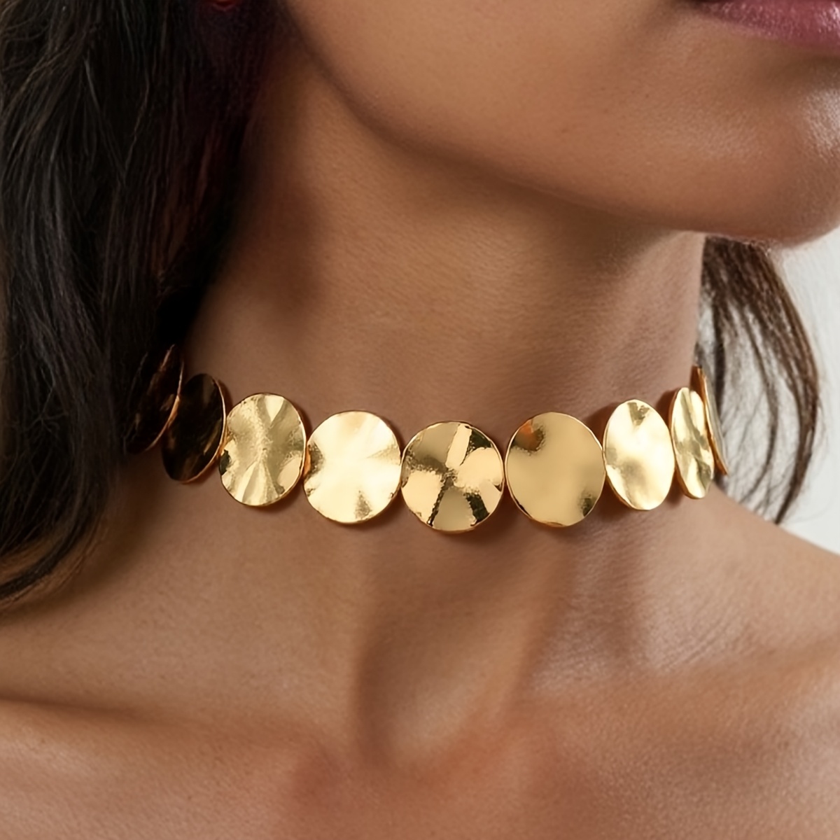 E-shop 1 Stück Damenmode Choker, mit ungleichmäßigen runden Metallstücken in verschiedenen Kombinationen und angeordnet mit transparentem Faden,